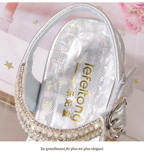 Détail de sandales argentées pour filles avec perles et strass brillants sur le bord