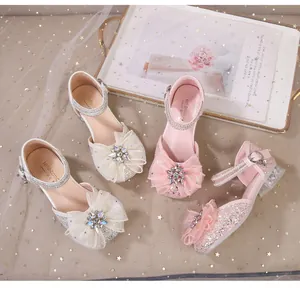 Details von glitzernden Mädchen Prinzessinnenschuhen mit Netzschleifen und Pailletten