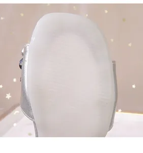 Détail macro de la semelle blanche antidérapante avec rainures sur la sandale de cristal
