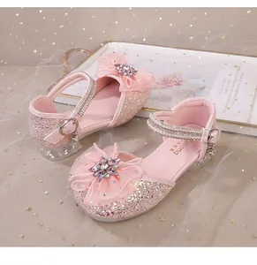 Detail von rosa Pailletten-Mädchenschuhen mit Strassschleife, Perlen und Kristallabsatz