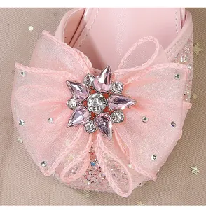 Detailansicht der rosa Glitzerschuhe mit Organza-Schleife und Strass-Schnalle für Mädchen