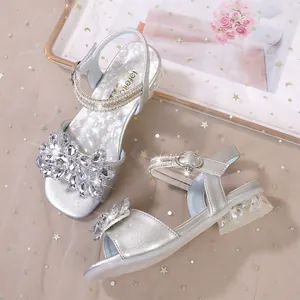 Sandales princesse argentées pour filles avec fleur en cristal, perles et talon transparent