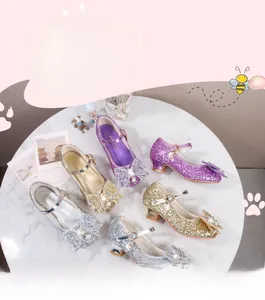 Détail de chaussures Mary Jane à paillettes pour fille avec nœud et perle sur marbre