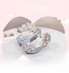 Détail de chaussures Mary Jane argentées à paillettes avec nœud perlé pour filles