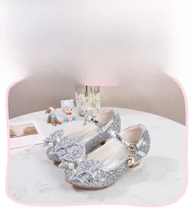 Gros plan sur des babies argentées à paillettes avec perles, strass et pendentif étoile