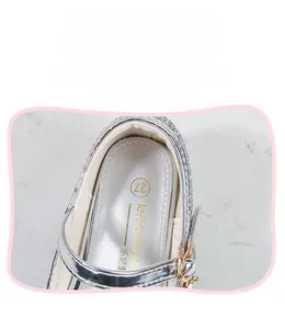 Vue détaillée de la doublure en microfibre et du logo de ces chaussures dorées pour filles