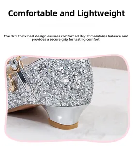 Vue détaillée du talon bloc de 3 cm sur des chaussures de fête argentées à paillettes