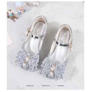 Vue détaillée de chaussures Mary Jane à paillettes argentées avec noeud en perles et strass