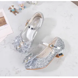 Détail de chaussures Mary Jane argentées à paillettes pour filles avec nœud en perle