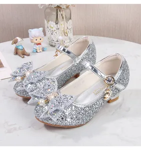 Détail de chaussures Mary Jane à paillettes argentées avec nœud perle pour filles