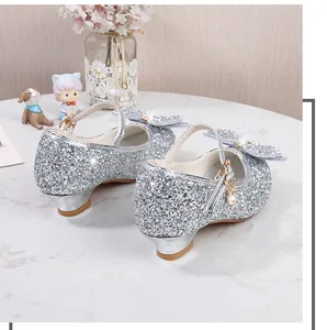 Détail de chaussures Mary Jane à paillettes argentées pour filles avec nœud perlé