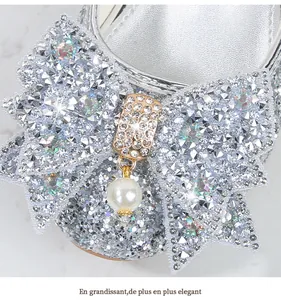 Détail de chaussure princesse argentée à paillettes avec nœud strass et perle