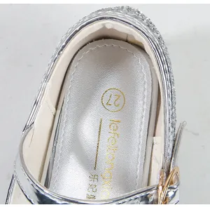 Détail d'une chaussure à paillettes argentées pour fille avec semelle en cuir souple