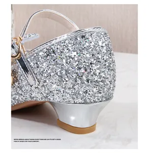Gros plan de chaussures de princesse à paillettes argentées pour filles à talons bas