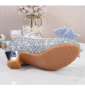 Détail de la semelle antidérapante en caoutchouc à motifs fleurs sur chaussures filles