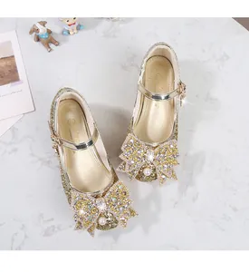 Détail de ballerines dorées à paillettes pour filles avec nœud en strass et perle