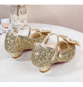 Détail de chaussures Mary Jane dorées à paillettes pour filles avec nœud en strass