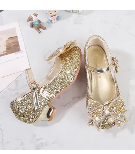 Vue détaillée de chaussures Mary Jane dorées à paillettes pour filles avec nœud et perles