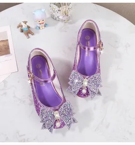 Détail de chaussure Mary Jane à paillettes violettes avec double nœud et perle