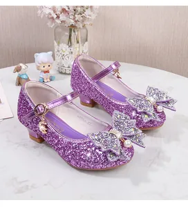 Détail macro de chaussures Mary Jane à paillettes violettes avec nœud et perle
