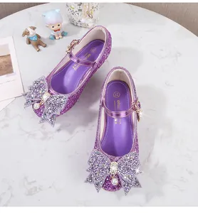 Détail de Mary Janes violettes à paillettes avec nœud perlé et boucle strass