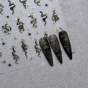 Detail von Schlangen- und Stern-Nagelaufklebern mit Goldfolie und Himmelsmustern
