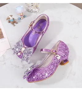 Détail de chaussures violettes pailletées pour filles avec nœud en strass et perle