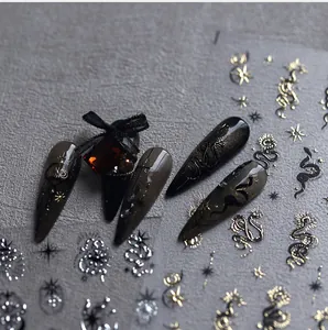 Makroaufnahme gotischer Schlangen-Nagelaufkleber mit Goldfolie und 3D-Schleifen-Akzent