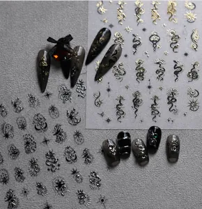 Detailansicht der Nageltattoos M-793 in Gold und Silber mit Drachen und Sternen