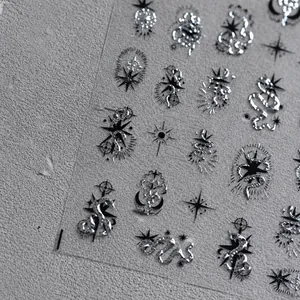 Makroansicht silberner Metallic-Nagelaufkleber mit Schlangen- und Sternmustern