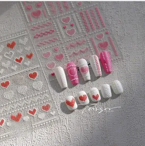 Stickers à ongles 5D détaillés avec motifs de cœurs roses et textures tricotées