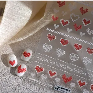 Détail des stickers ongles 3D en relief texture pull rose cœur pour manucure