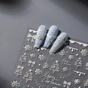 Adesivi per unghie natalizi 3D bianchi a rilievo con fiocchi e alberi su unghie blu