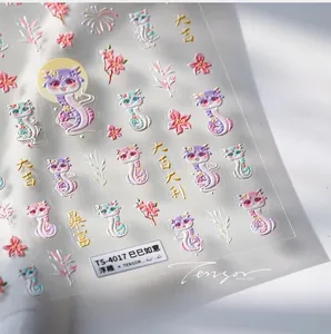 Détail de stickers nail art 5D en relief avec des motifs de serpents mignons et fleurs