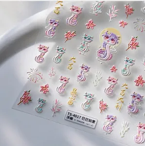 Détail macro de stickers ongles 5D embossés avec serpents de dessin animé et cerisiers