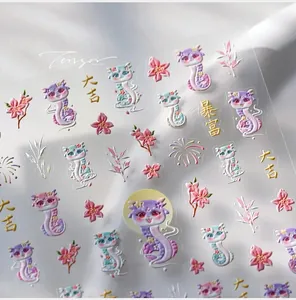 Vue macro détaillée de stickers nail art 5D avec motifs de fleurs et dragons en relief 3D