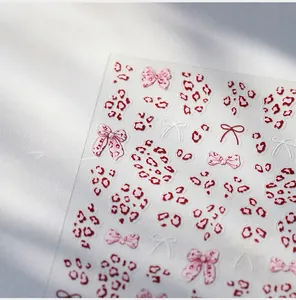 Detailansicht der geprägten 5D-Nagelaufkleber mit rosa Leoparden-Schleifen-Design