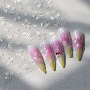 Dettaglio di adesivi per unghie floreali 3D con effetto laser aurora su unghie rosa