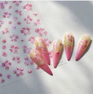 Vista macro degli adesivi per unghie 3D con motivi di fiori di ciliegio rosa