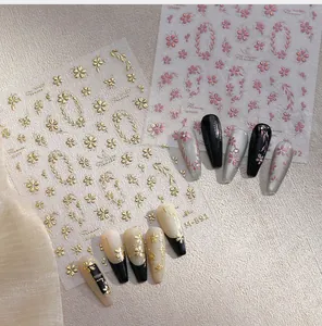 Detailansicht der M-891 goldenen Blumen-Nagelsticker mit geprägten Metallic-Mustern