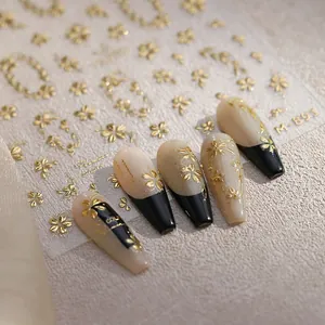 Goldene Blumen- und Schmetterlings-Nagelsticker M-891 auf langen French Nails