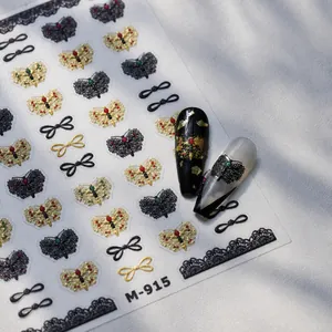 Macro-opname van M-915 nagelstickers met gouden vlinders en zwarte kanten motieven