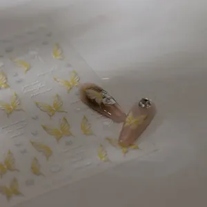 Autocollants nail art détaillés avec papillons élégants et lettrage de belle princesse