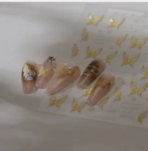 Vue détaillée des autocollants à ongles papillon M-885 avec motifs floraux et perles