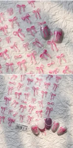 Dettaglio di adesivi per unghie con fiocchi rosa 5D TS-4018 su varie punte opache