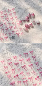 Dettaglio degli adesivi per unghie 5D con fiocchi rosa TS-4018 su unghie finte e perle