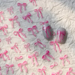 Adesivi per unghie 5D con fiocchi rosa a rilievo opaco su unghie con sfumatura grigia