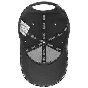 Vue intérieure de la casquette noire en coton avec bande FEWK et étiquette d'entretien