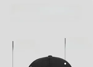Vista dettagliata del cappellino nero con circonferenza maggiorata e design profondo