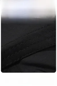 Dettaglio della fascia antisudore e della tesa allungata su questo cappellino sportivo